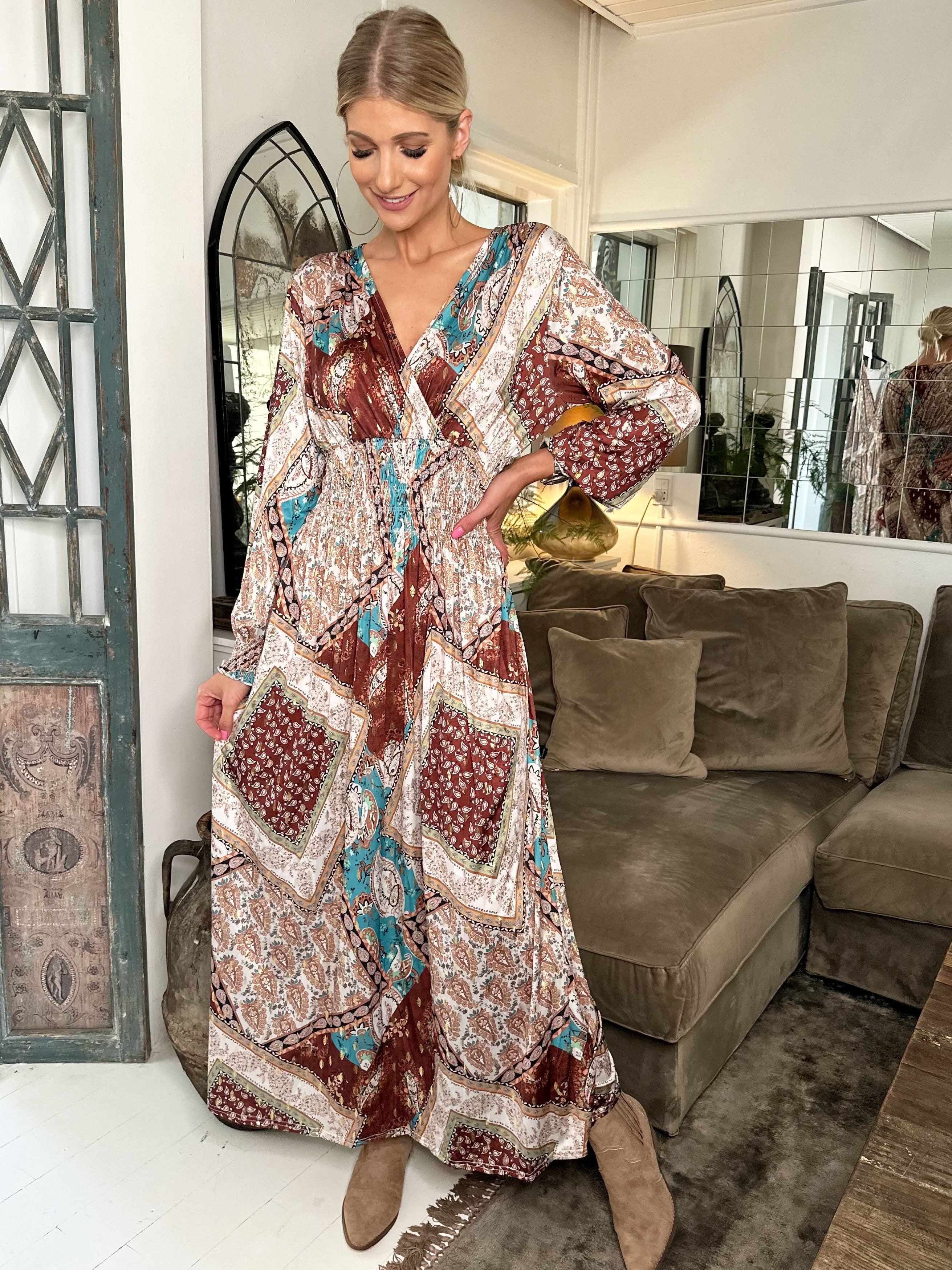 Pams Paisley L/S - Lang elastisk kjole i krølfrit stof med lange ærmer